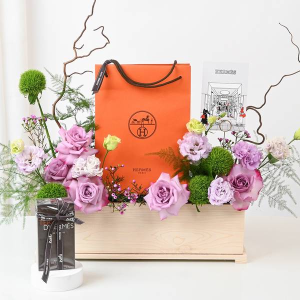 Luxe Blooms And Fragrance Gift Tray Hamper